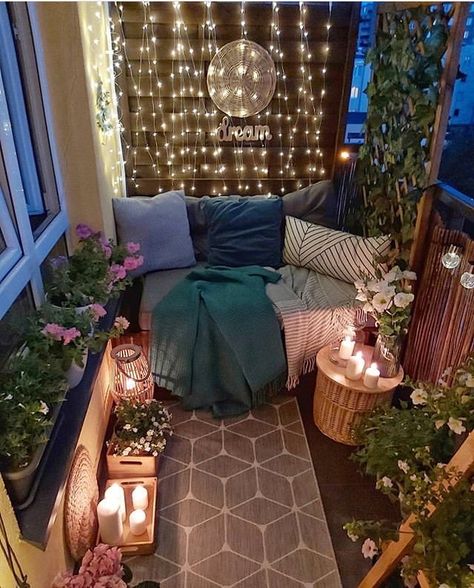 Beautiful Bed Designs, Balcony Privacy, Diy Balcony, Balcony Ideas Apartment Outdoor, Cute Apartment, Balcony Ideas Apartment Indian, Apartment Patio, Apartment Patio Decor, Small Balcony Decor