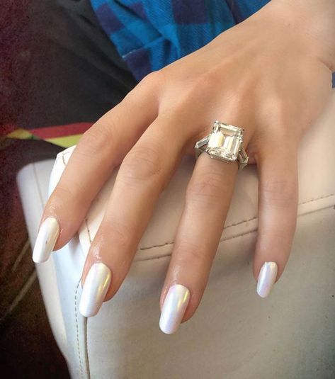 Celebrities like Selena Gomez, Jennifer Lopez, and Rihanna have worn the pearly white nail polish trend. White Sparkle Nails, Wine Red Nails Acrylic, Red Nails Acrylic Square, Nails For Wedding, Nails Acrylic Square Long, Pearl Chrome, Chrome Manicure, White Chrome Nails, Wine Red Nails