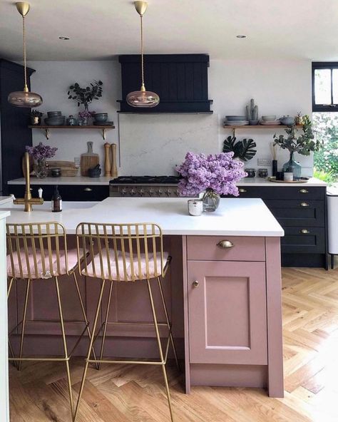 Pink And White Kitchen, Pink Kitchen Cabinets, Purple Cabinets, Lovely Kitchen, Ideas Casa, Pink Kitchen, Pretty Colors, Kitchen Inspiration Design, Kitchen Paint