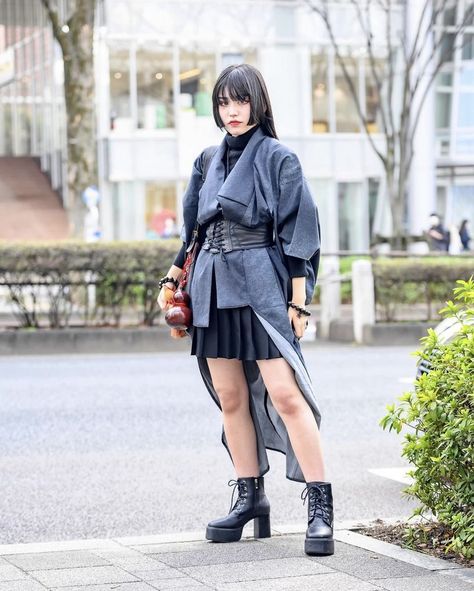 Kimono Fashion Street Style Casual, Japanese Street Fashion Women, Kimono Street Style, Genderless Fashion, Kimono Outfit, Korean Outfit Street Styles, Casual Kimono, Futuristic Fashion, Punk Outfits