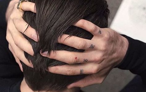 Prisoners (2013) Jake Gyllenhaal Prisoners Haircut, Loki Tattoo, Star Tattoo Meaning, Small Wave Tattoo, Loki Aesthetic, Band Tattoos, Denis Villeneuve, Slicked Back Hair, Waves Tattoo