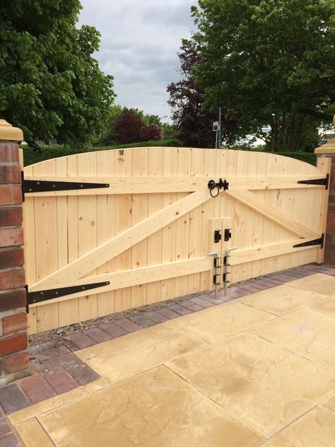 WOODEN DRIVEWAY GATES HEAVY DUTY GATES!4FT 6" HIGHEST POINT FREE HINGES & LOCK | eBay Driveway Gate Diy, Wooden Driveway Gates, Privacy Gate, Wood Gates Driveway, Wood Fence Gates, Wooden Gates Driveway, Wood Gates, Ranch Gates, Gates Driveway