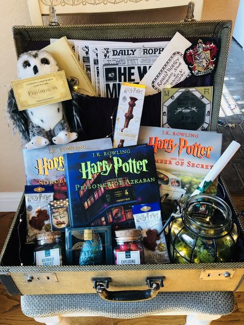 Harry Potter Raffle Basket, Book Raffle Basket, Silent Auction Basket Ideas Fundraising, Harry Potter Gift Basket Ideas, School Silent Auction Baskets, Harry Potter Basket, Harry Potter Basket Gift, Harry Potter Shoe Box Float, Book Basket Ideas