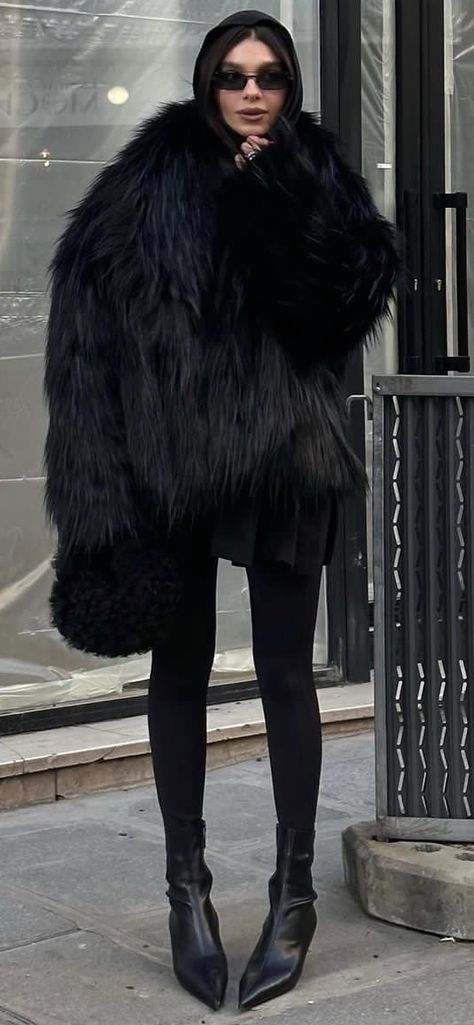 Rain Cold Outfit, Streetstyle Winter 2023, Long Black Fur Coat Outfit, Black Fur Coat Outfit Street Style, Snow Street Style, New York Winter Outfit Cold Weather, December Outfits Winter, Black Christmas Outfit, Black Fur Coat Outfit