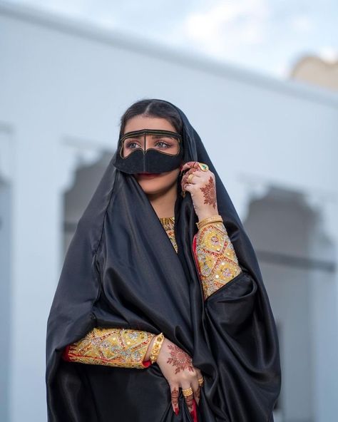 Arabian Costume, Abaya Design, Arabian Women, Flower Photoshoot, Stylish Dpz, Cute Friend Pictures, Instagram Ideas Photography, Abaya Designs, Beautiful Muslim Women