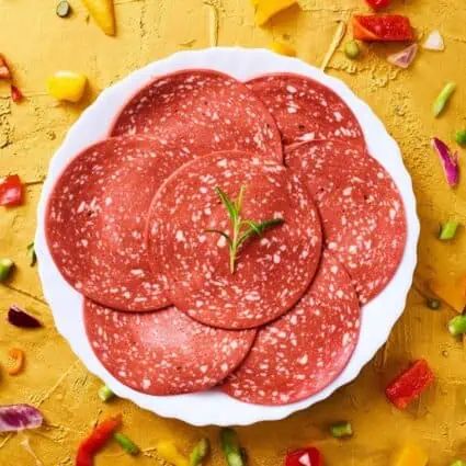 Best Vegan Salami Brands + Homemade Recipes Vegan Salami, Vegan Gumbo, Beef Salami, Salami Recipes, Savoury Slice, Vegan Pepperoni, Italian Dinner Party, Vegan Meatballs, Vital Wheat Gluten