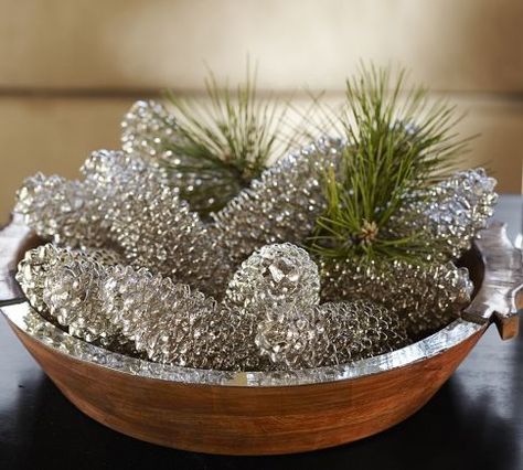 Spray paint pine cones to have that mercury glass look to them. Use Krylon Looking Glass Mirror-Like Paint on pinecones, add a little fresh or faux greenery to accomplish this look.*** this link really doesn't tell you how to do this, but it's pretty self explanatory (try adding some white twinkle lights in the bowl or apothecary jar!) Spray Paint Pine Cones, Mall Ideas, Krylon Looking Glass, Looking Glass Spray Paint, Girls Crafts, Pinecone Crafts, Acorn Crafts, Christmas Tablescape, Cones Crafts