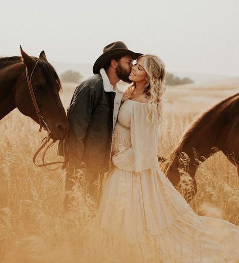 Country Maternity Photography, Country Maternity Photos, Winter Maternity Shoot, Country Maternity, Pregnancy Announcement Pictures, Pictures With Horses, Maternity Photography Poses Pregnancy Pics, Couple Pregnancy Photoshoot, Boho Maternity