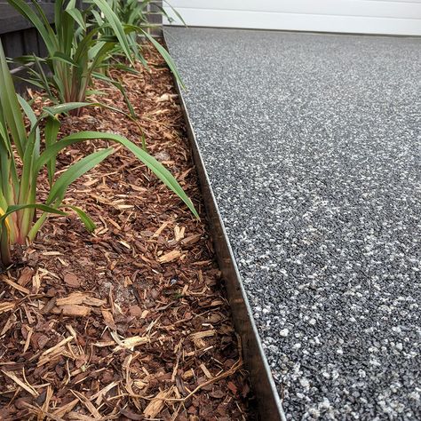 Gravel Driveway Edging Cheap, Gravel Edging Ideas, Gravel Driveway Edging Ideas, Driveway Edging Ideas, Gravel Driveway Edging, Edges Ideas, Driveway Border, Driveway Materials, Gravel Drive