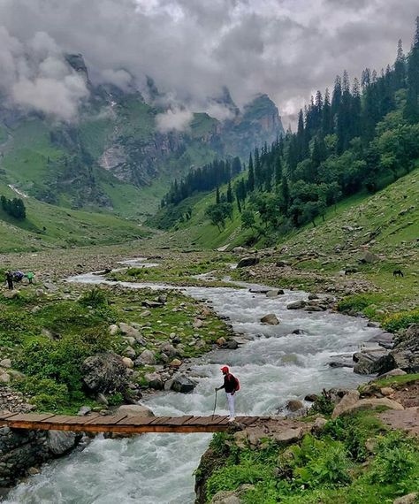 @hamptapass.trek Nothing less than a wonderland.!! .  Image Courtesy: @travelwithpokiee  . #unciatrails #hamptapasstrek #himachalgram Fantasy Places, Himachal Pradesh, Elba, Dream Destinations, Travel Aesthetic, Wonderful Places, Land Scape, Travel Fun, Cool Places To Visit