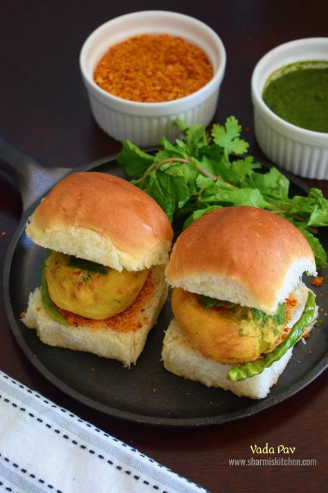 Mumbai Vada Pav Photography, Pav Vada Recipe, Food Dishes Photography, Vadapav Aesthetic, Vada Pav Photography, Pav Baji, Street Food Indian, Vada Pav Recipe, Fast Food Recipes