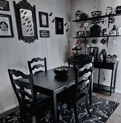 Gothic Dining Room, Casa Rock, Spooky Kitchen, Goth Vibes, Dark Home Decor, Goth Home Decor, Casa Vintage, Dark Home, Gothic Home