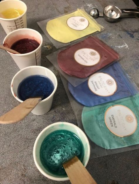 Mica Powder Resin, Coloring Resin, Resin Techniques, Resin Tips, Colored Epoxy Resin, Clear Casting Resin, Resin Paint, Color Epoxy, Colored Epoxy