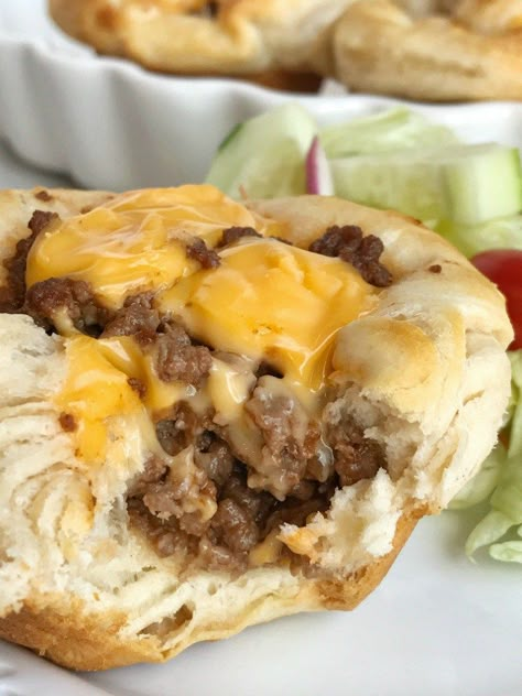 Cheeseburger biscuit cups are a kid-approved, family favorite dinner that are perfect for back-to-school. Simple ingredients, easy to prepare, and a 30 minute meal. Refrigerated biscuit cups loaded with a cheeseburger filling. Everyone will love these! Group Appetizers, Biscuit Recipes Dinner, Dinner Ideas For Kids, Burger Cupcakes, Biscuit Cups, Pillsbury Biscuits, Quick Bites, Pillsbury Recipes, Favorite Dinner