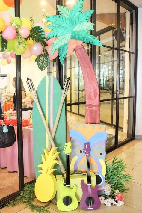 Hawaiian Window Display, Hawai Party Decoration, Hawaiian Decorations, Tropical Decorations, Hawaiian Party Decorations For Adults, Hawian Theme Party, Hawaiin Party Ideas, Tropical Party Ideas, Summer Decorations