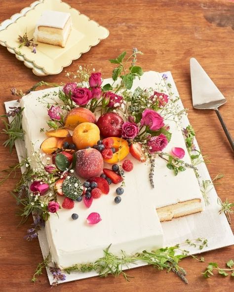 How to Make a Wedding Cake from a Grocery Sheet Cake | Kitchn Sheet Cake With Real Flowers, Grocery Store Cake, Wedding Sheet Cakes, Costco Cake, How To Make Wedding Cake, Cakes To Make, Flowers And Fruit, Cake Hacks, Diy Wedding Cake