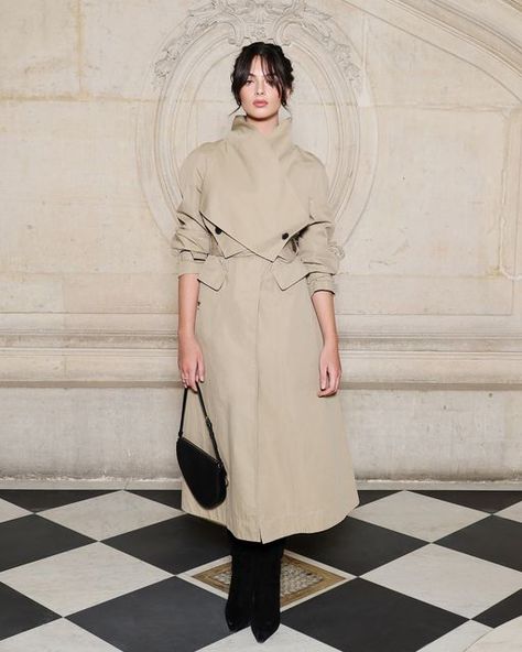 Trench Coat Runway, Dior Trench Coat, Deva Cassel, French Chic Fashion, Dior Coat, French Street Fashion, Model Look, January 22, Street Style Paris