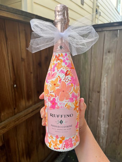 Hand painted blue and white flowers Prosecco! Perfect gift for anyone who loves bubbly. Diy Gifts For Anyone, Decorated 1942 Bottle, Diy Prosecco Bottle, Diy Bridal Gifts, Hand Painted Items, Painted Prosecco Bottle, Paint Bottles Diy, Birthday Champagne Bottle, Petals Prosecco