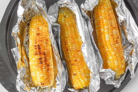 When it is inconvenient to grill your corn on the cob, try buttery, oven-roasted corn on the cob with garlic butter instead! Roasted Corn On The Cob, Corn In The Oven, Oven Roasted Corn, Roasting Garlic In Oven, Cob Oven, Grilled Corn On The Cob, Homemade Garlic Butter, Juicy Baked Chicken, Baked Corn