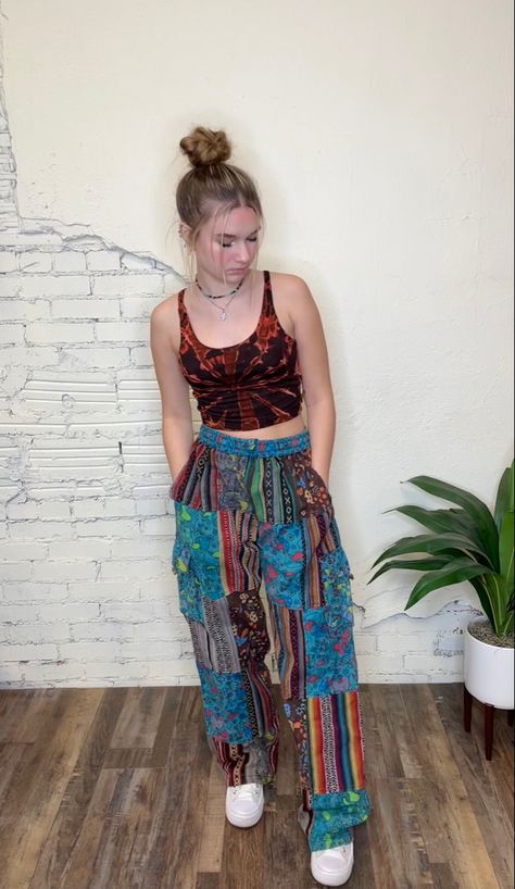 tie dye shirt patchwork pants hippie outfit idea Styling Patchwork Pants, Patchwork Pants Aesthetic, Psychadelic Outfits Aesthetic, Trippy Outfits Style, Colorful Hippie Outfits, Patchwork Pants Outfit, Tie Dye Pants Outfit, Hippie Pants Outfit, Summer Hippie Outfits