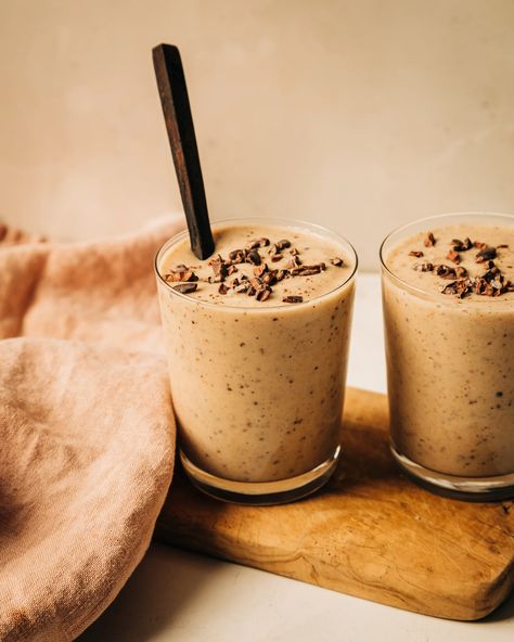 Creamy Vanilla Chip Smoothie | The First Mess Protein Smoothies Without Powder, Unique Smoothies, Smoothie Recipies, Vegan Protein Smoothie, Peanut Butter Shake, Vegan Smoothie Recipes, Resep Smoothie, Vanilla Smoothie, High Protein Smoothies