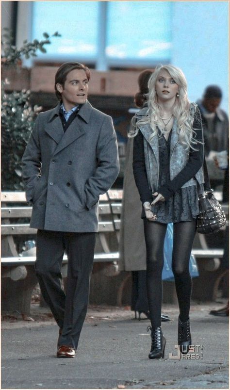 #damien #jenny #humphrey #gossip #girl #cast #friends #look #street #style #outfit #kevin #zegers #taylor #momsen Jenny Gossip Girl, Jenny Humphrey Outfits, Taylor Momsen Outfits, Jenny Humphrey Style, Taylor Momson, Gossip Girl Cast, Jenny Taylor, Kevin Zegers, Jenny Humphrey