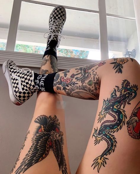 Traditional Tattoo Woman, Old School Traditional, Tato Tradisional, Traditional Tattoo Inspiration, Traditional Tattoo Flowers, Tattoo Old School, Traditional Tattoo Sleeve, Leg Tattoos Women, Traditional Tattoo Art