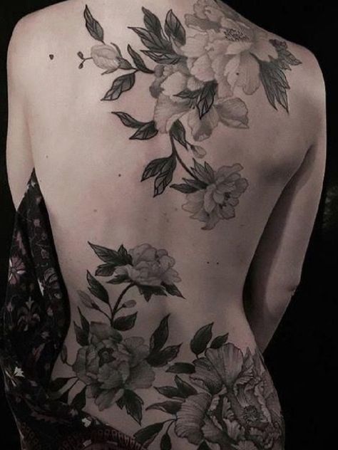 Peony Back Tattoo, Tattooed Bodies, Dodie Tattoo, Floral Back Tattoos, Backpiece Tattoo, Full Back Tattoos, Samoan Tattoo, Geniale Tattoos, Back Tattoo Women