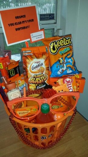 Orange gift basket -Orange you glad it's your Birthday?! Orange Gift Basket, Diy Christmas Baskets, Anniversaire Diy, Oranges Gift, Bff Birthday Gift, Bff Birthday, Themed Gift Baskets, Cute Birthday Gift