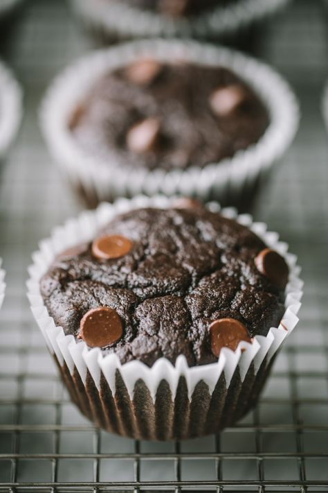 Incredible, flourless black bean muffins that taste like a delicious, cakey brownie. That's right, the secret ingredient in these easy, fiber packed brownie muffins is black beans! They're dairy, gluten and grain free and the perfect healthy treat or snack. #muffins #healthymuffins #brownies #flourlessrecipe #glutenfreerecipe #healthydessert #healthysnack Black Bean Muffins, Clean Muffins, Chocolate Banana Muffins Healthy, Tahini Muffins, Bean Muffins, Tahini Recipes, Healthy Chocolate Muffins, Paleo Banana Muffins, Chocolate Pumpkin Muffins