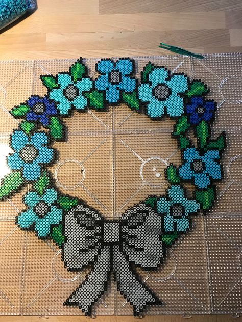 Perler Bead Wreath Pattern, Hama Bead Flowers, Perler Bead Wreath, Hama Beads Flower, Flower Perler Beads, Easy Perler Bead Patterns, Perler Creations, Melty Bead Patterns, Pony Bead Patterns