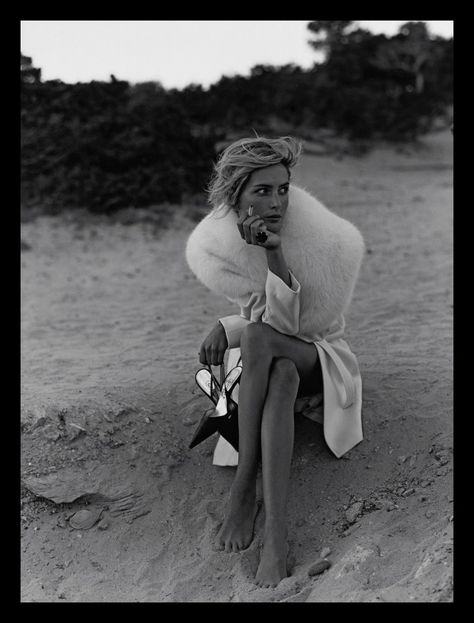 Georgina Grenville Balearic's Island | Jacques Olivar Georgina Grenville, Beach 90s, Tres Chic, Fashion Images, Black And White Photography, Beautiful People, Fashion Photography, A Woman, The Beach