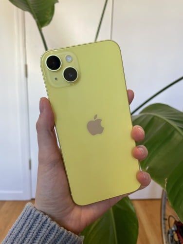 We have in our hands the new yellow iPhone 14 from Apple Check more at https://techdigipro.com/tech/we-have-in-our-hands-the-new-yellow-iphone-14-from-apple/ Iphone 15 Yellow, Yellow Iphone Aesthetic, Yellow Ipad, Iphone Hack, Iphone Light, Yellow Photography, Tech Aesthetic, First Iphone, Xmas Wishes