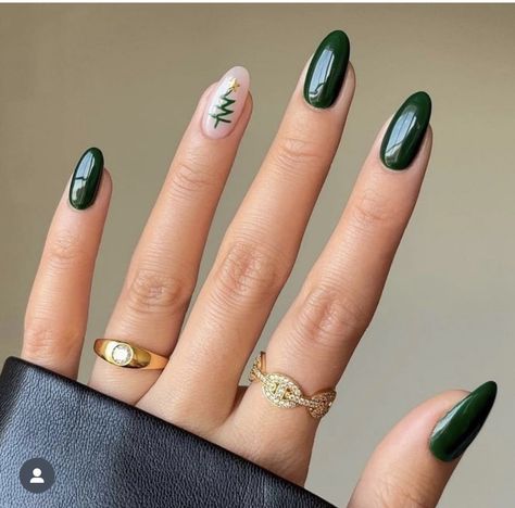 Emerald Green Nails, Aesthetic Nail Art, Santa Nails, Candy Cane Nails, Aesthetic Nail, Green Nail Designs, Classic Nails, Striped Nails, Winter Nail Designs