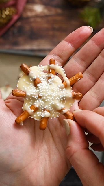 Pretzel Snowflakes, Snowman Pretzels, Pretzel Wreath, Pretzels Sticks, Chocolate Pretzels Sticks, Pig Cake Pops, White Pretzels, Pretzel Pops, Decorated Pretzels