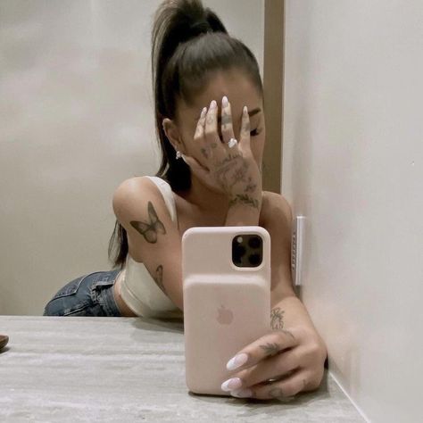 Ariana Grande Engaged, Ariana Grande Tattoos, Dalton Gomez, Ariana Grande Tattoo, Ariana Grande Icons, Ariana Instagram, Estilo Kylie Jenner, Ariana Grande Fans, Ariana Grande Pictures