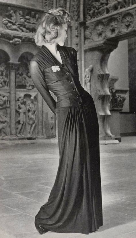 1930s Winter Fashion, 1943 Fashion, Princess Aura, Thirties Fashion, 1940s Fashion Women, Black And White Gown, 1940s Woman, Vintage Evening Gowns, 1930's Fashion