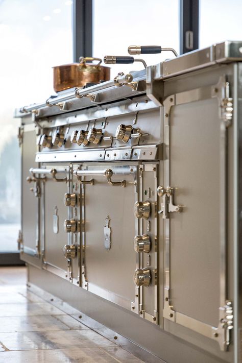 Grand Kitchen Luxury, Chefs Kitchen Design, Officine Gullo, Fancy Kitchen, Kitchen Appliance Storage, Grand Kitchen, Range Cookers, Balanced Design, Range Cooker