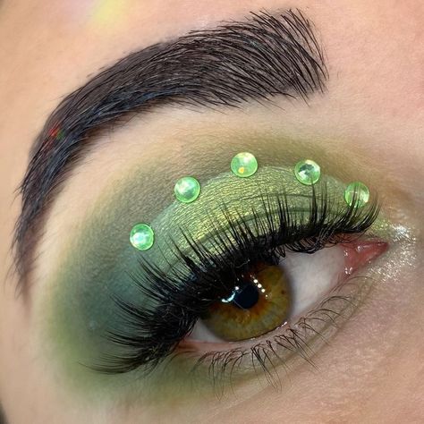 Glam Green Eye Makeup, Green Eyeshadow Looks With Rhinestones, Green Makeup With Gems, Forest Witch Makeup Ideas, Green Rhinestone Makeup, Green Festival Makeup, Green Fairy Makeup, Night Party Makeup, Makeup Ideas For Quinceanera