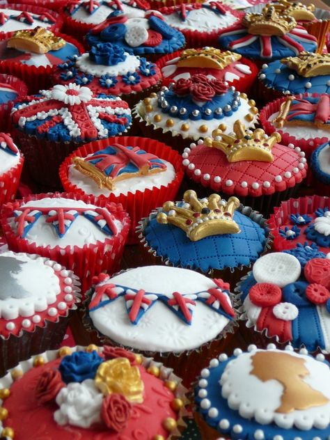 Coronation Food, Jubilee Cakes, Jubilee Cupcakes, Jubilee Crafts, Coronation Ideas, Jubilee Ideas, Queen Jubilee, Jubilee Cake, Coronation Party