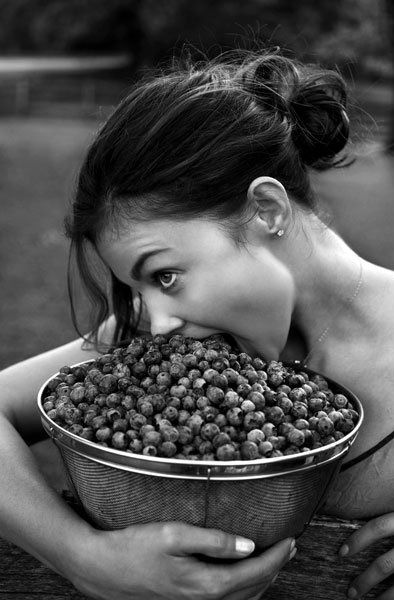 Ashley Blueberry Season, Ashley Judd, Foto Art, Black White Photos, White Photography, Black And White Photography, Photo Inspiration, Photography Inspiration, Dog Food Recipes