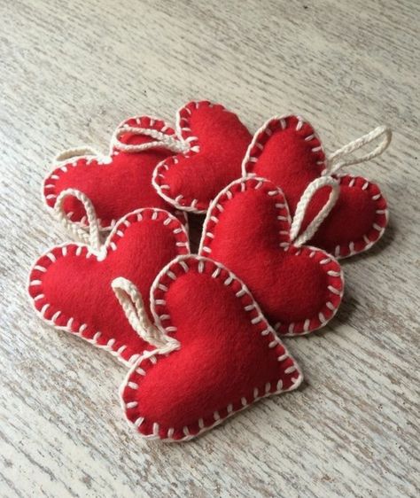 Scandi Christmas, Diy Valentines Decorations, Christmas Felt, Felt Christmas Decorations, Navidad Diy, Felt Heart, Christmas Style, White Blanket, Heart Crafts