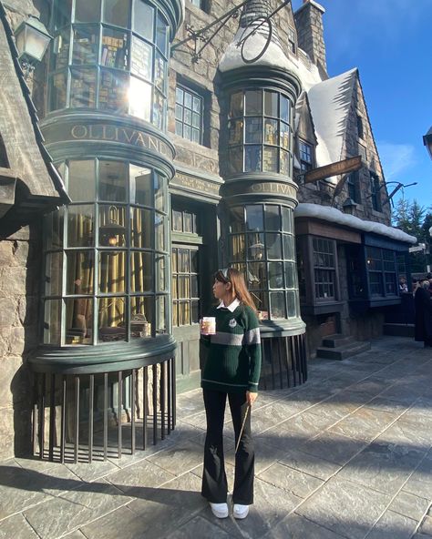 Hogwarts Universal Studios Pictures, Universal Slytherin Outfit, Slytherin Universal Outfit, Slytherin Outfit Universal Studios, Fall Universal Studios Outfit, Harry Potter World Pictures Ideas, Universal Hogwarts Outfit, Universal Studios Outfit January, Universal Studio Aesthetic