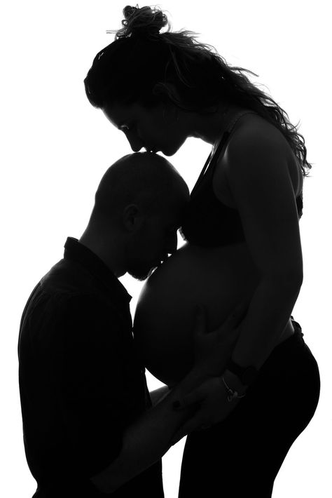 Indoor Maternity Photos, Vom Avea Un Copil, Couple Maternity Poses, Home Maternity Photography, Photo Bb, Baby Bump Photoshoot, Maternity Studio Photoshoot, Studio Maternity Photos, Maternity Photography Poses Outdoors