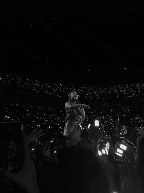 @gwsces | ariana grande, sweetener world tour. Ariana Grande Live, Ariana Grande Black, Ariana Aesthetic, Ariana Grande Tour, Ariana Grande Swt, Ariana Grande Sweetener Aesthetic, Ariana Concert, Concert Black And White, Ariana Grande Swt Aesthetic