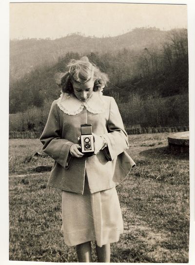 Homicidal Brunette Holding A Camera, Fotocamere Vintage, Girls With Cameras, Camera Vintage, Old Cameras, Adored Vintage, Photo Vintage, Vintage Portraits, Vintage Cameras