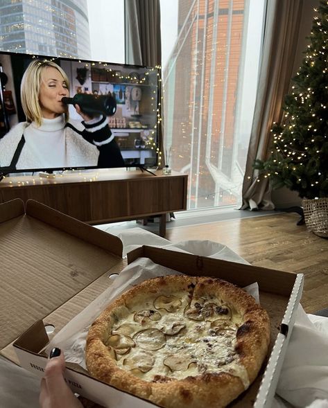 Cosy Christmas, New York Life, Pizza Night, Love Eat, Christmas Movie, Christmas Mood, Winter Aesthetic, Christmas Aesthetic, Winter Is Coming