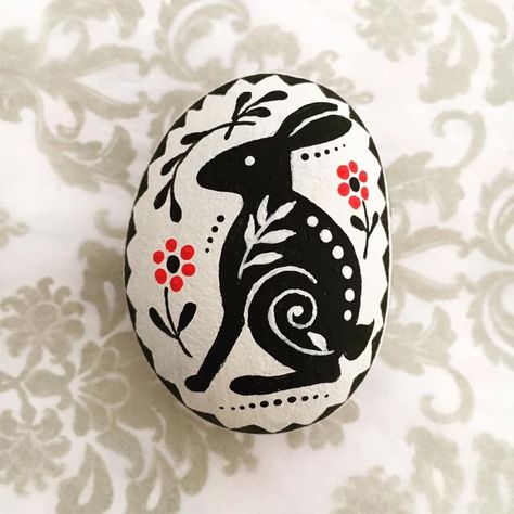 Easter Folk Art, Rabbit Folk Art, Painted Eggs Art, Egg Painting Ideas Art, Easter Egg Designs Patterns, Rock Painting Easter, Ostara Art, Folk Art Rabbit, Easter Rocks