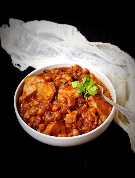 A spicy, sweet, sour vegan Jackfruit 'Lamb' Tagine made with jackfruit, onions, apricots, raisins, and Moroccan spices. Soy-free, gluten-free, nut-free. Moroccan Vegan, Nutritarian Recipes, Tagine Cooking, Lamb Tagine, Vegan Jackfruit, Jackfruit Recipes, Bbq Jackfruit, Vegan Stew, Moroccan Spices