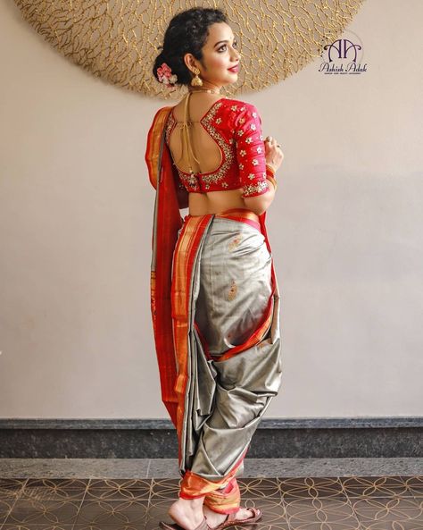 Nauwari Sadi Blouse, Blouse On Nauvari Saree, Marathi Saare Look, Navri Saree Look Marathi, Nawari Saree Blouse Designs, Maharashtrian Bride Blouse Designs, Maharashtrian Blouse Design Back, Navvari Sadi Blouse Back Design, Navri Saree Look